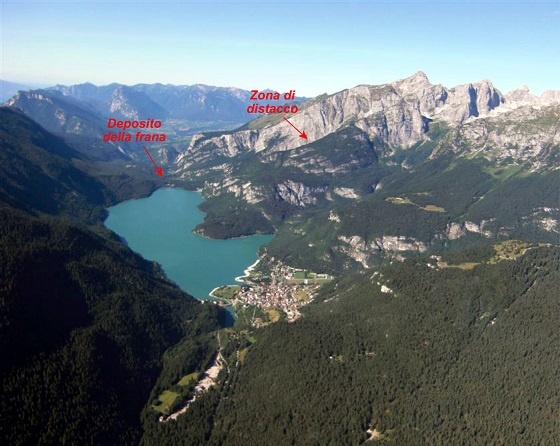 "Visione aerea della frana e del lago di Molveno (modificata da fotografia archivio Parco Naturale Adamello Brenta Geopark)"